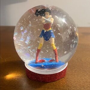 WONDER WOMAN Snow Globe